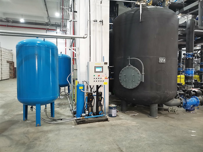 Constant pressure water replenishment vacuum degassing machine